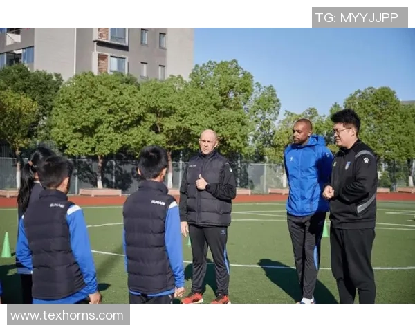 足球明星亲临西藏高原展现球技助力当地足球发展与文化交流 足球明星亲临西藏高原展现球技助力当地足球发展与文化交流