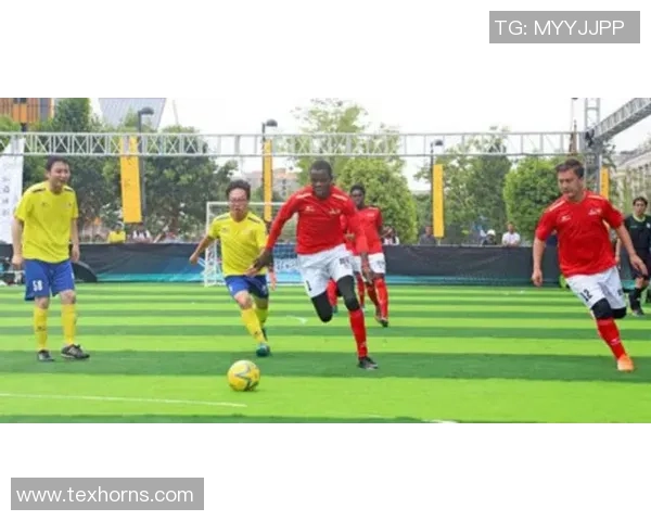 小球童意外邂逅足球明星梦想成真的温馨瞬间 小球童意外邂逅足球明星梦想成真的温馨瞬间