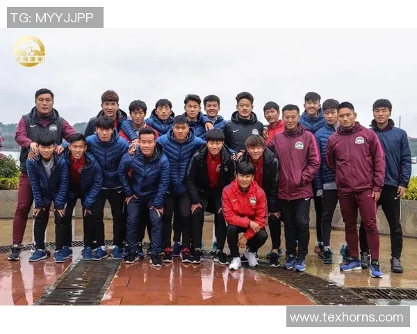 足球明星身旁的默默支持者与他们共同追逐梦想的故事 足球明星身旁的默默支持者与他们共同追逐梦想的故事